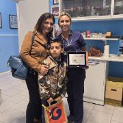 L'avvocato Maria Grazia Falbo, Antonio suo figlio la Dott.ssa Roberta Tedesco ritirano il.premio presso lo Studio Darwin