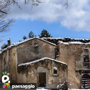 Rudere antico innevato