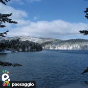 Vista lago innevato